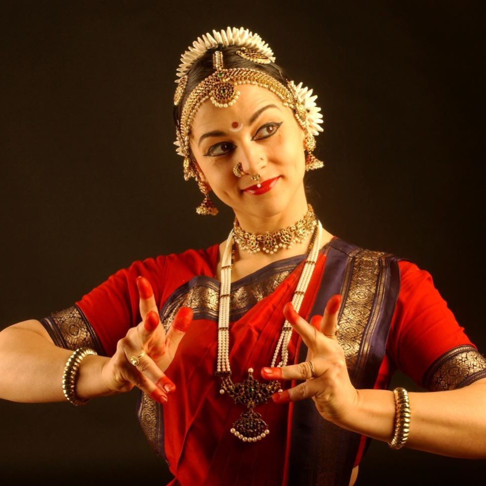 Luz no corpo — Bharata Natyam jewelry at Museu do Oriente