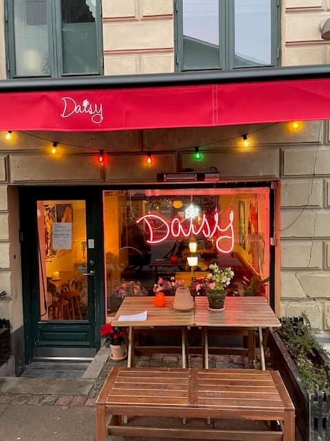 Lysløgneren Fortelieraften med Steiner Steinmetz at Daisy Kunstbar